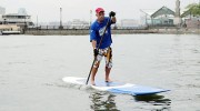 Tom Jones paddles into Battery Park City (Credit: New York Daily News)